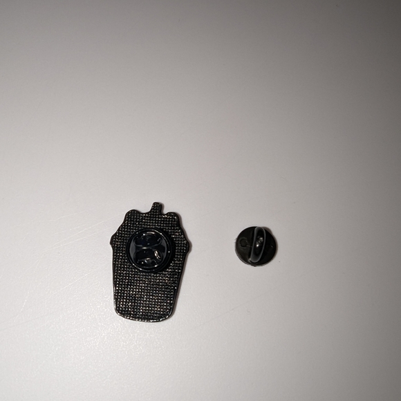 Cartoon bear pin - Picture 4 of 9